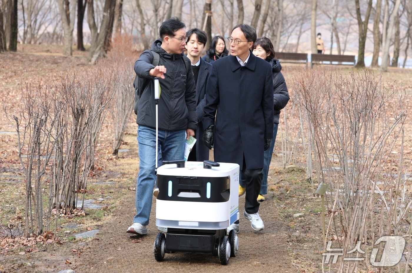 이승환 청장(오른쪽)이 6일 경기 양평군 수풀로 양수리에서 순찰·홍보를 담당하는 AI로봇 ‘수풀로버’의 가동 상태를 확인하고 있다.(한강청 제공)