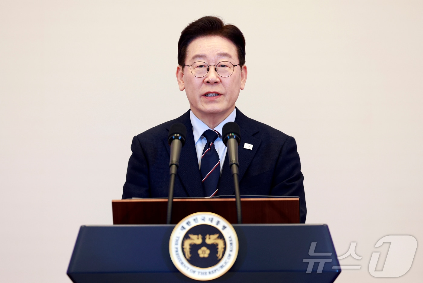 이재명 대통령이 6일 청와대 영빈관에서 열린 2026년 준장 진급 장성 삼정검 수여식에서 격려사를 하고 있다. (청와대통신사진기자단) 2026.3.6 ⓒ 뉴스1 허경 기자