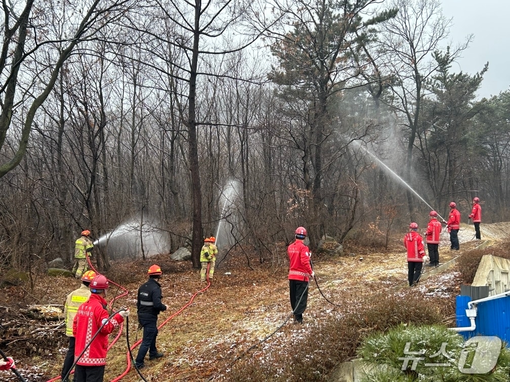 계룡시는 6일 건조한 봄철 대형 산불에 대비해 2026년 산불 진화 통합훈련을 실시했다. (계룡시 제공.재판매 및 DB 금지)/뉴스1