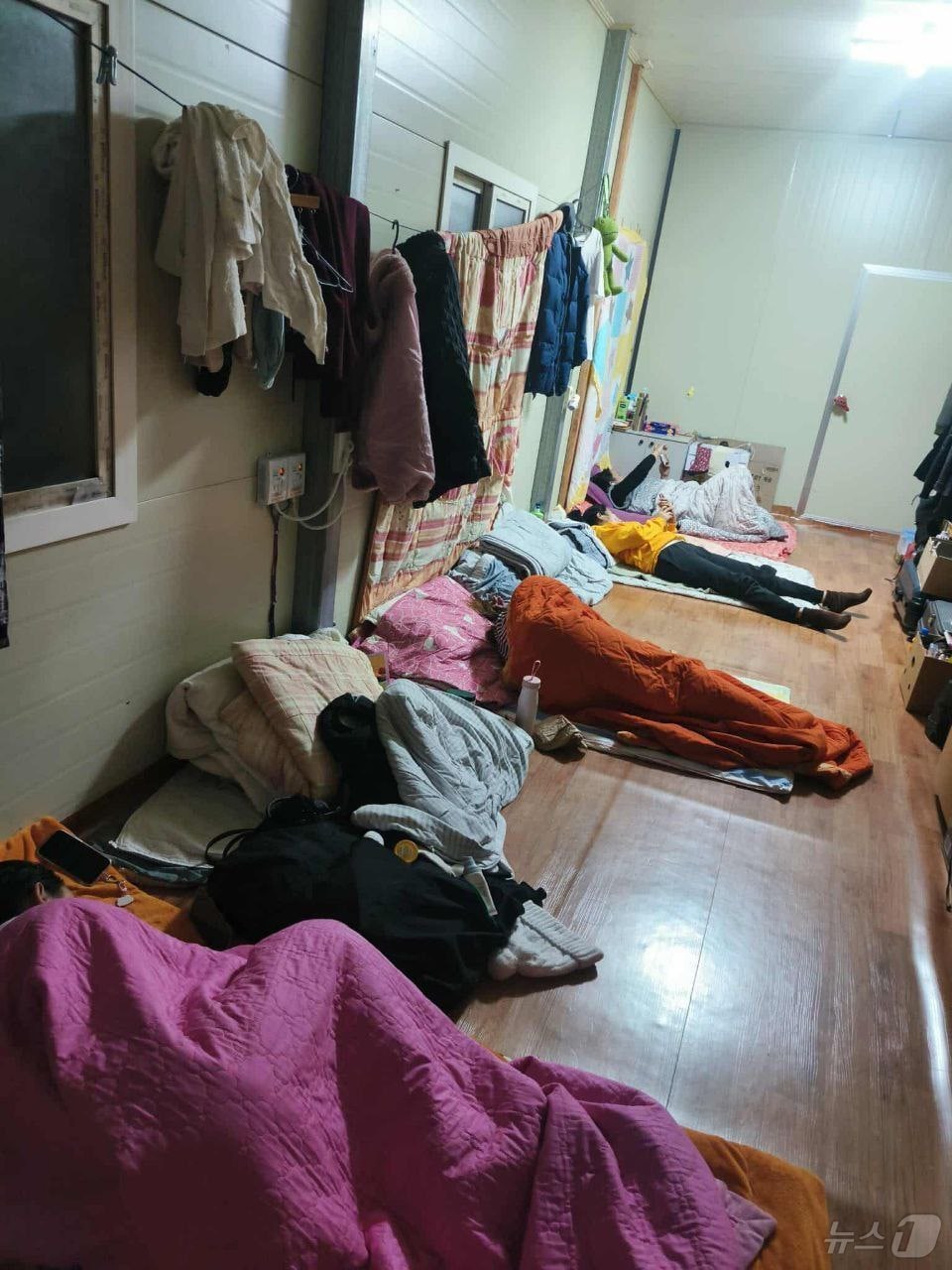 계절노동자 15명이 함께 생활해온 고흥 굴양식장 기숙사 내부의 모습. (전남이주노동자인권네트워크 제공. 재판매 및 DB 금지) 