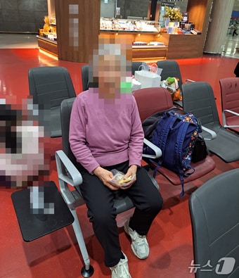 지난 3일 가족의 실종신고 후 제주국제공항에서 발견된 70대.(제주경찰청 제공. 재판매 및 DB 금지)