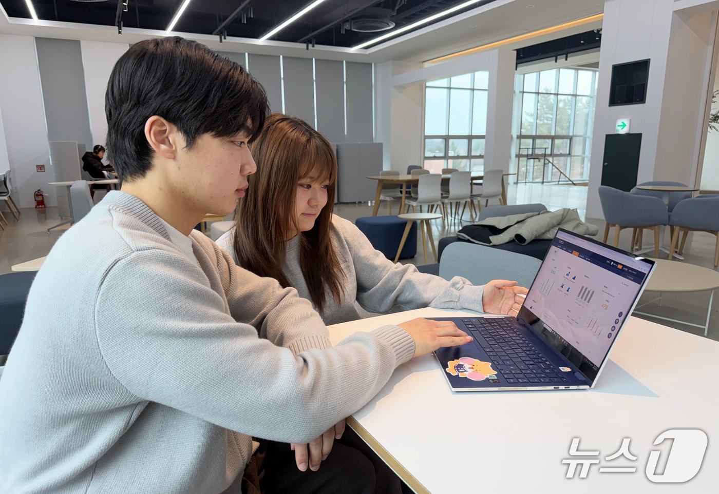 한기대 학생이 학교가 자체 개발한 학생 맞춤형 학습·성장지원 플랫폼을 이용하고 있다. (한기대 제공. 재판매 및 DB금지)