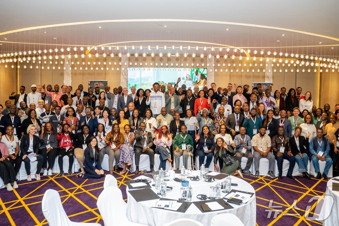 아프리카 청년 일자리 정책 지식교류 플랫폼 참석자들이 기념사진을 촬영하고 있다.(KAIST 제공) /뉴스1