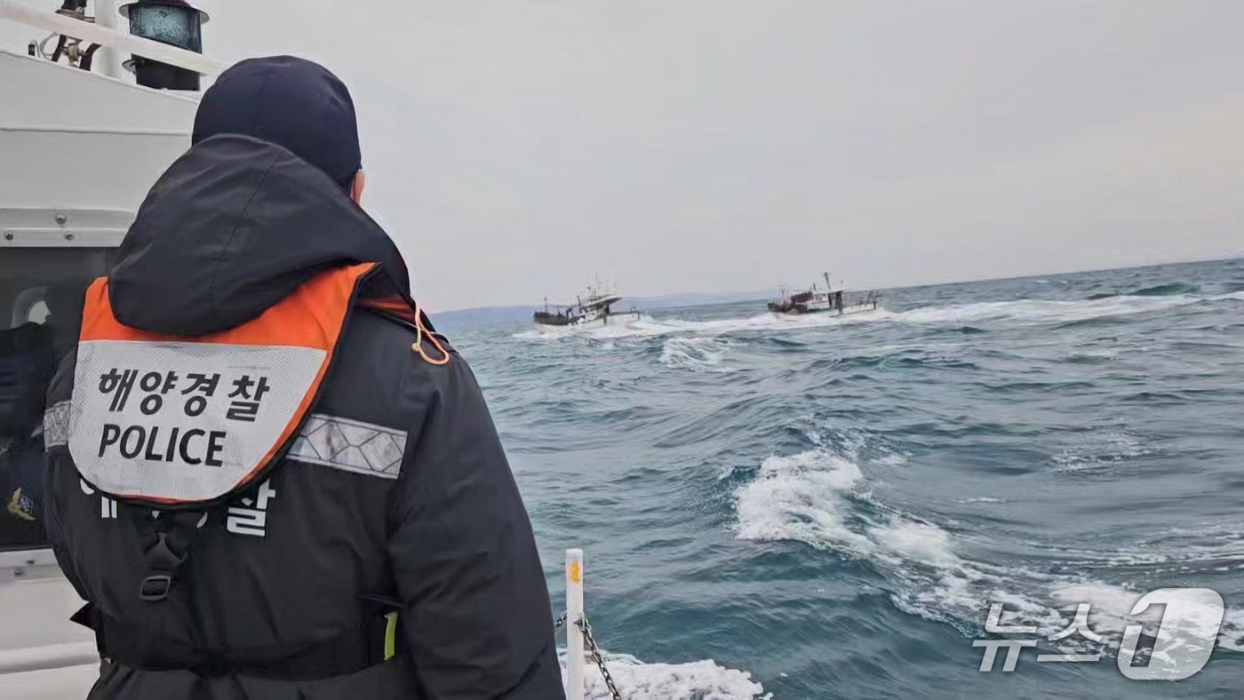 6일 오전 8시 40분쯤 포항시 칠포항 인근에서 어선이 침몰해 해경이 구조에 나섰다.(포항해경 제공. 재판매 및 DB 금지)2026.3.6/뉴스1
