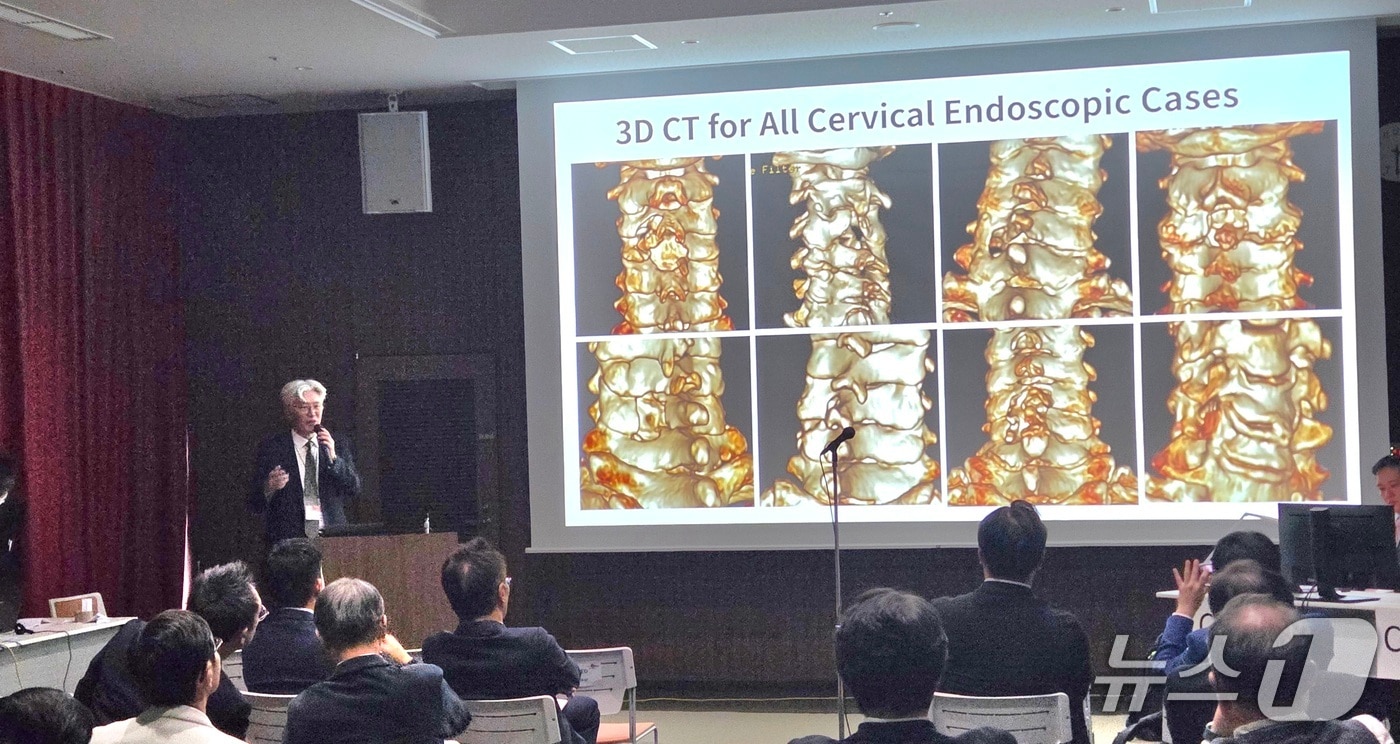 제18회 세계 최소침습척추수술 국제학술대회 및 제8회 국제 최소침습 척추수술학회에서 발표하는 박철웅 대전우리병원 박사(대전우리병원 제공) /뉴스1