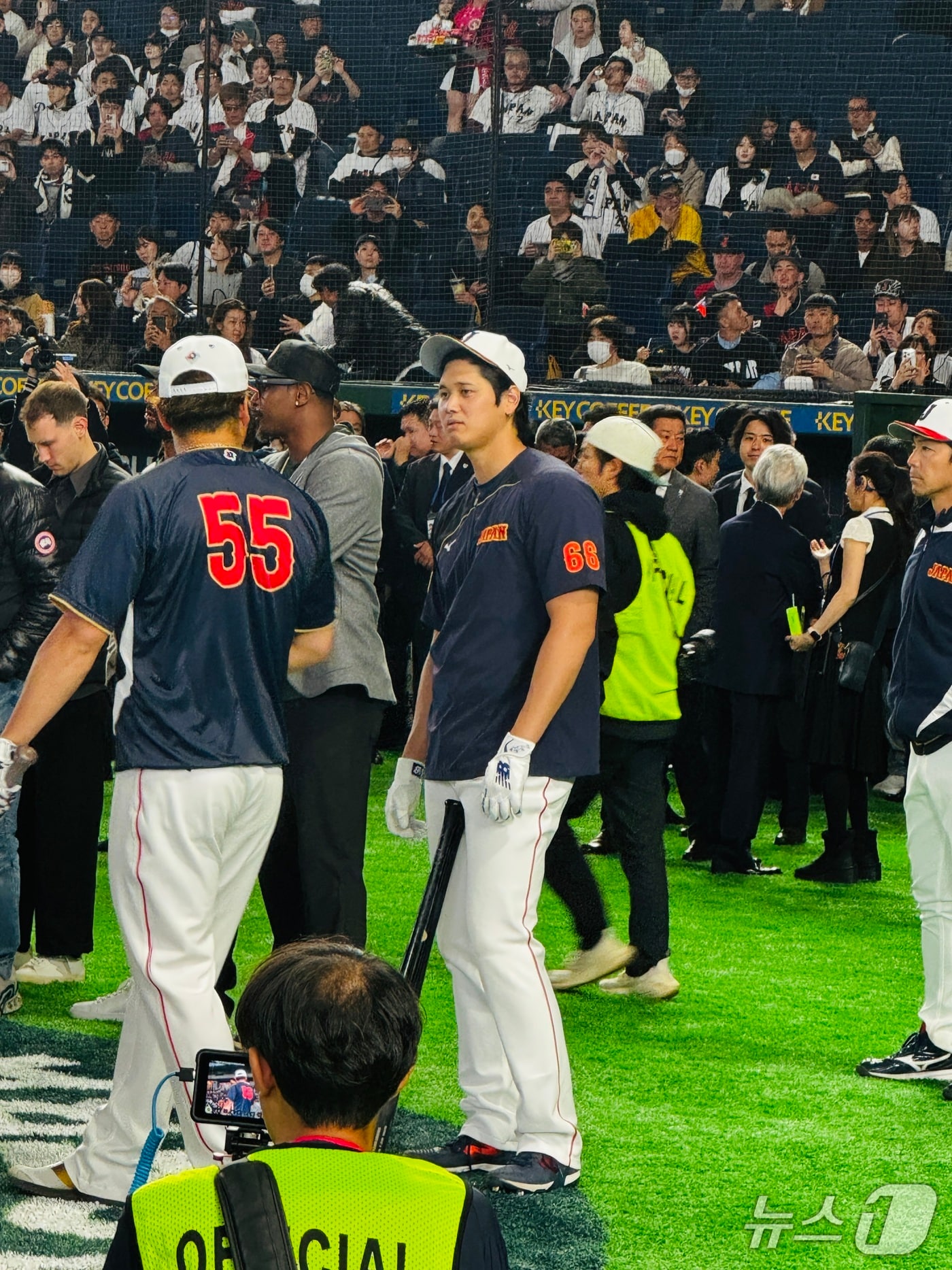 도쿄돔에서 경기 전 훈련 중인 오타니 쇼헤이