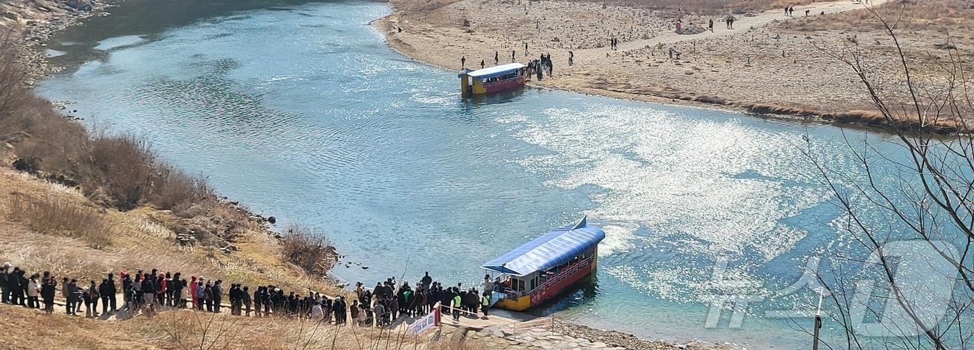 조선 6대 임금 단종을 다룬 영화 '왕과 사는 남자'(왕사남)의 누적 관객 수가 1000만 명을 넘어선 가운데, 3월 첫 토요일인 7일 오후 단종 유배지였던 강원 영월군 청령포에 여행객들이 몰려들고 있다. 청령포는 천연기념물 제349호 '관음송'을 비롯해 소나무 숲과 자연 경관이 어우러진 영월 대표 관광지 중 한 곳이다. 2026.3.7 ⓒ 뉴스1 신관호 기자