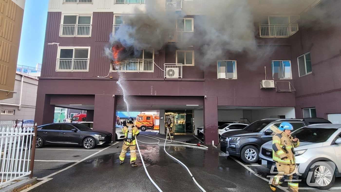7일 오후 3시 57분쯤 경북 청도군 고수리 한 아파트에서 불이 나 출동한 소방관들이 진화작업을 하고 있다. (청도소방서 제공. 재판매 및 DB금지)/뉴스1