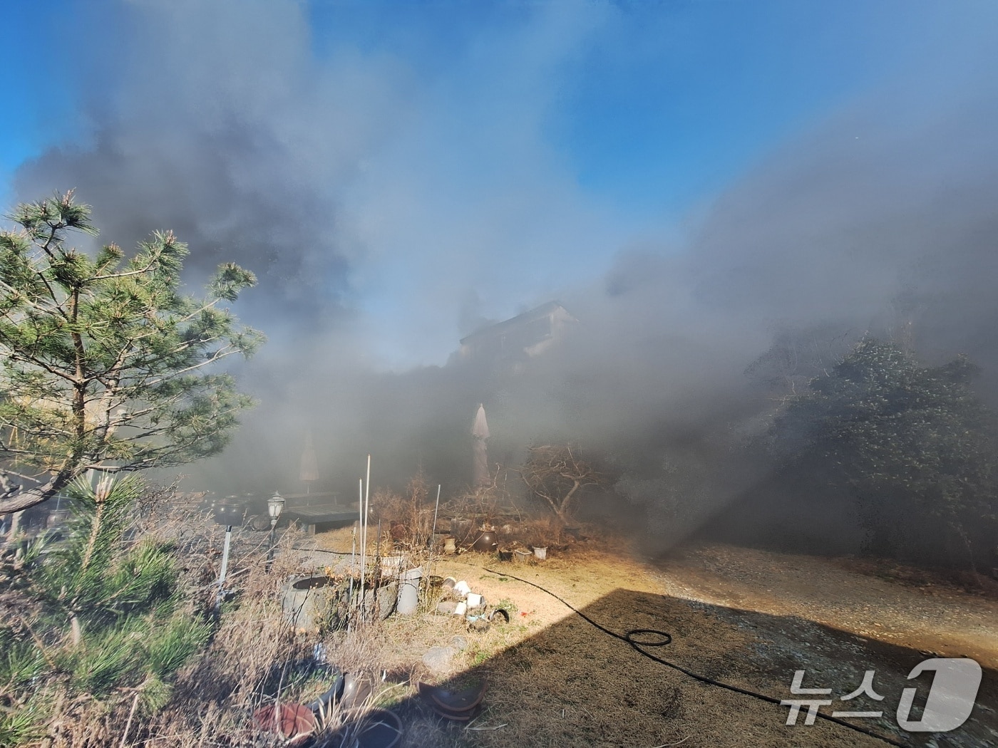7일 오후 3시 37분쯤 전남 담양군 수북면의 한 주택 창고에서 불이 나 소방당국이 진화하고 있다.(전남소방본부 제공. 재판매 및 DB 금지)
