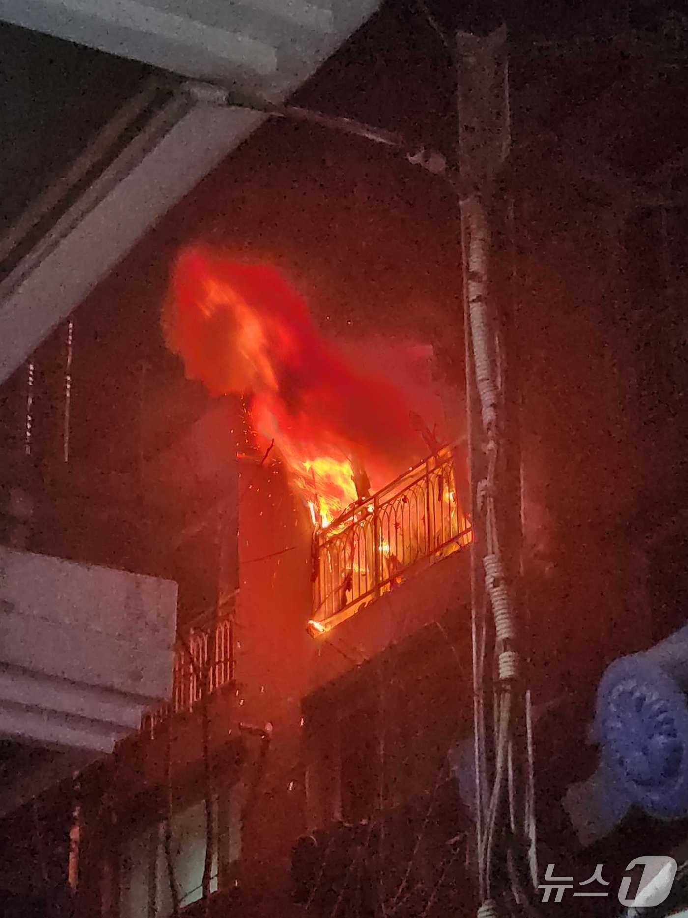 8일 0시 40분쯤 강원 춘천시 후평동 한국전력공사 인근 한 다가구주택에서 발생한 화재가 29분 만인 오전 1시 9분쯤 진화된 가운데, 이 주택의 4층 한 가구의 화장실에서 남성 A 씨(66)가 숨진 채 발견됐다. (강원도소방본부 제공. 재판매 및 DB금지) 2026.3.8/뉴스1