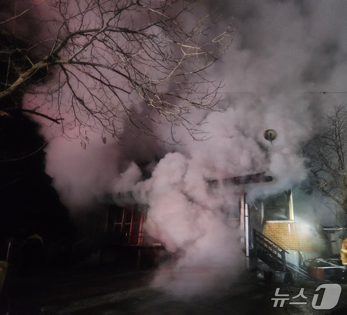 8일 새벽 2시께 전북 완주군 동상면 단독주택에서 화재가 발생했다.(소방제공, 재판매 및 DB금지)2026.3.8/뉴스1