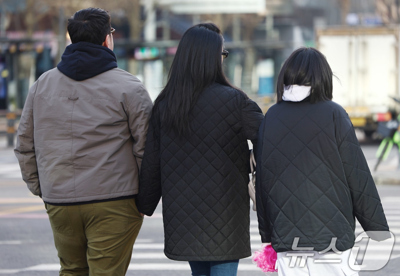 꽃샘추위가 찾아온 8일 오전 서울 종로구 광화문역 인근에서 시민들이 이동하고 있다.  ⓒ 뉴스1 김민지 기자