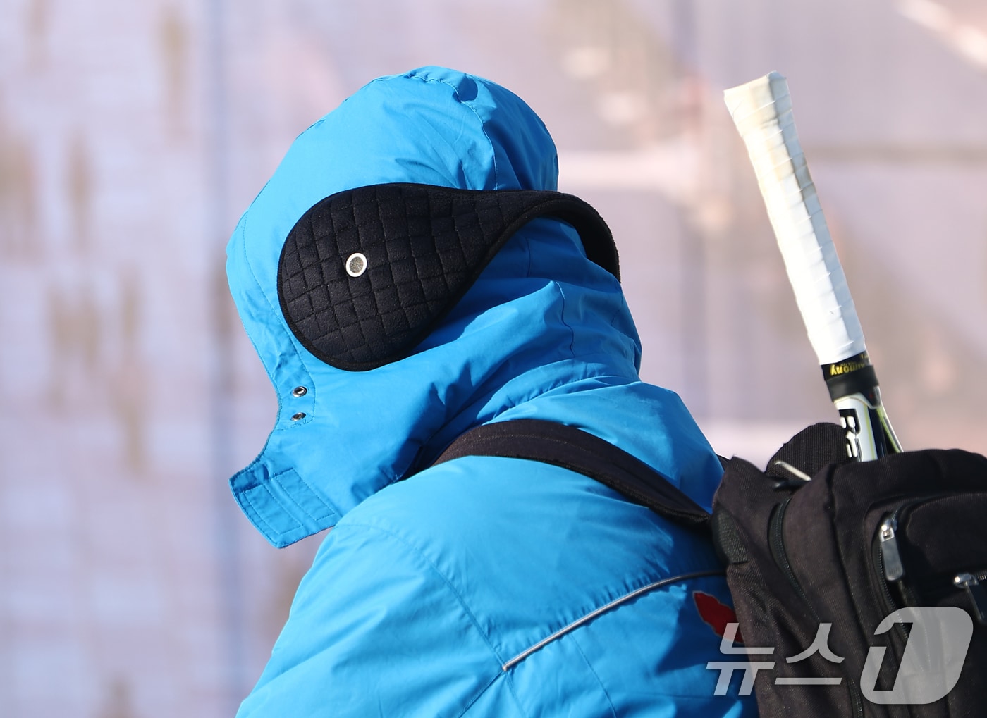 서울 종로구 광화문광장에서 한 시민이 귀마개를 하고 이동하고 있다.2026.3.8 ⓒ 뉴스1 김민지 기자