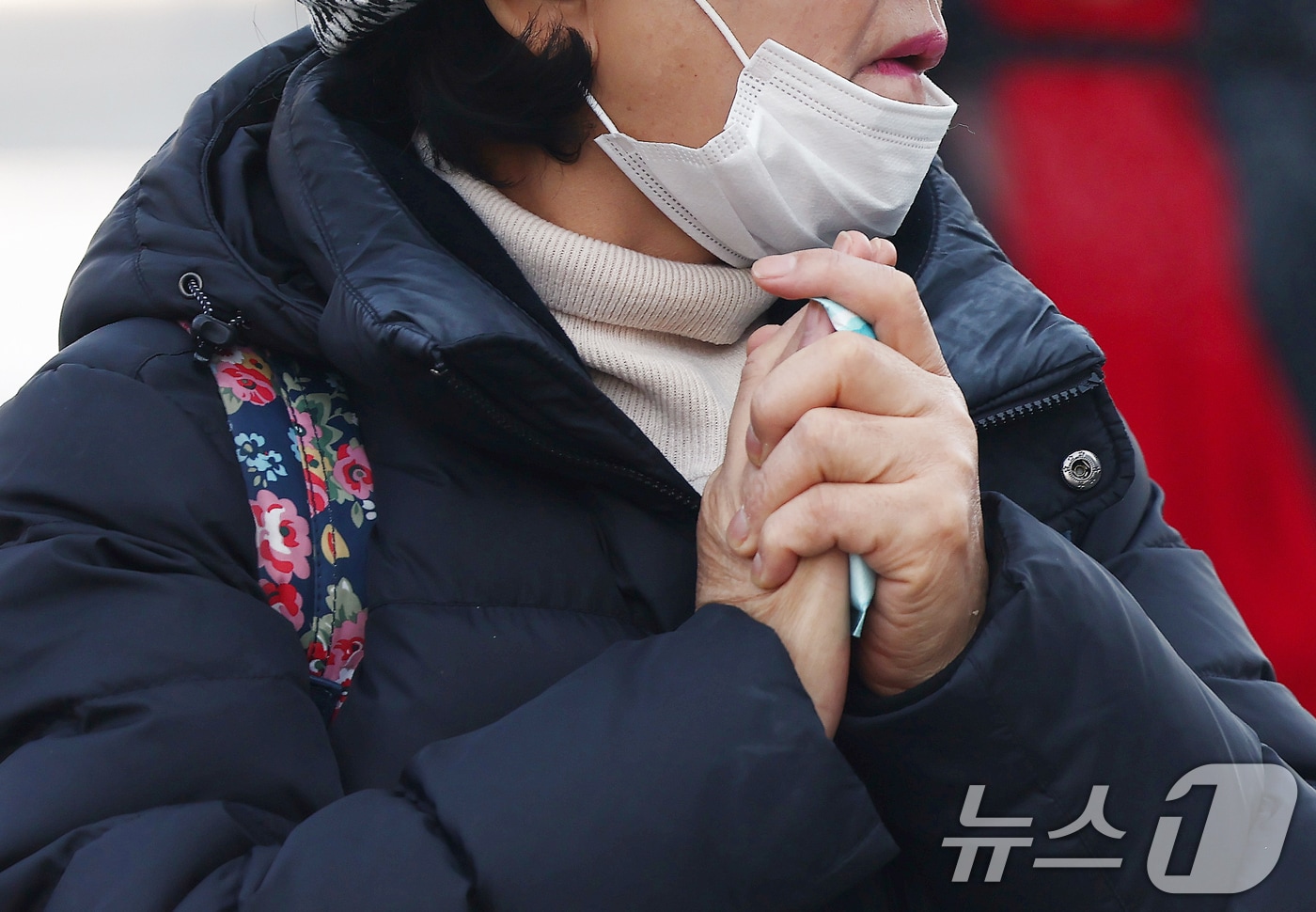 한 시민이 손난로를 손에 쥐고 이동하고 있다.  ⓒ 뉴스1 김민지 기자