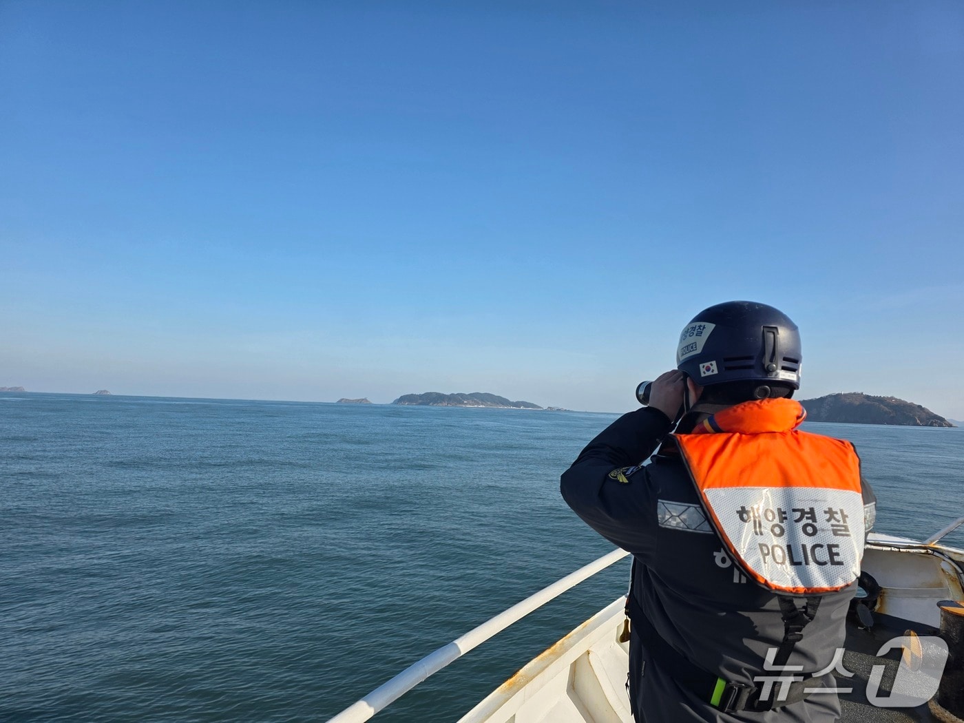 보령해양경찰서 구조대가 소화사도 인근 침몰 어선에서 실종된 60대 선장을 수색 중인 모습. (보령해경 제공, 재판매 및 DB금지) / 뉴스1