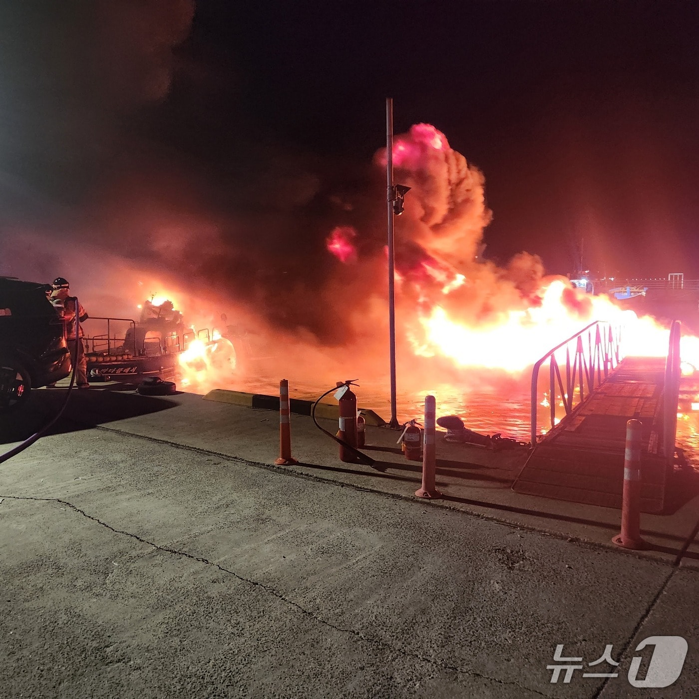 7일 오후 11시 49분쯤 거제시 남부면 대포항에 계류된 선박에서 불이 났다. 사진은 화재 현장 모습.(통영해경 제공. 재판매 및 DB금지)