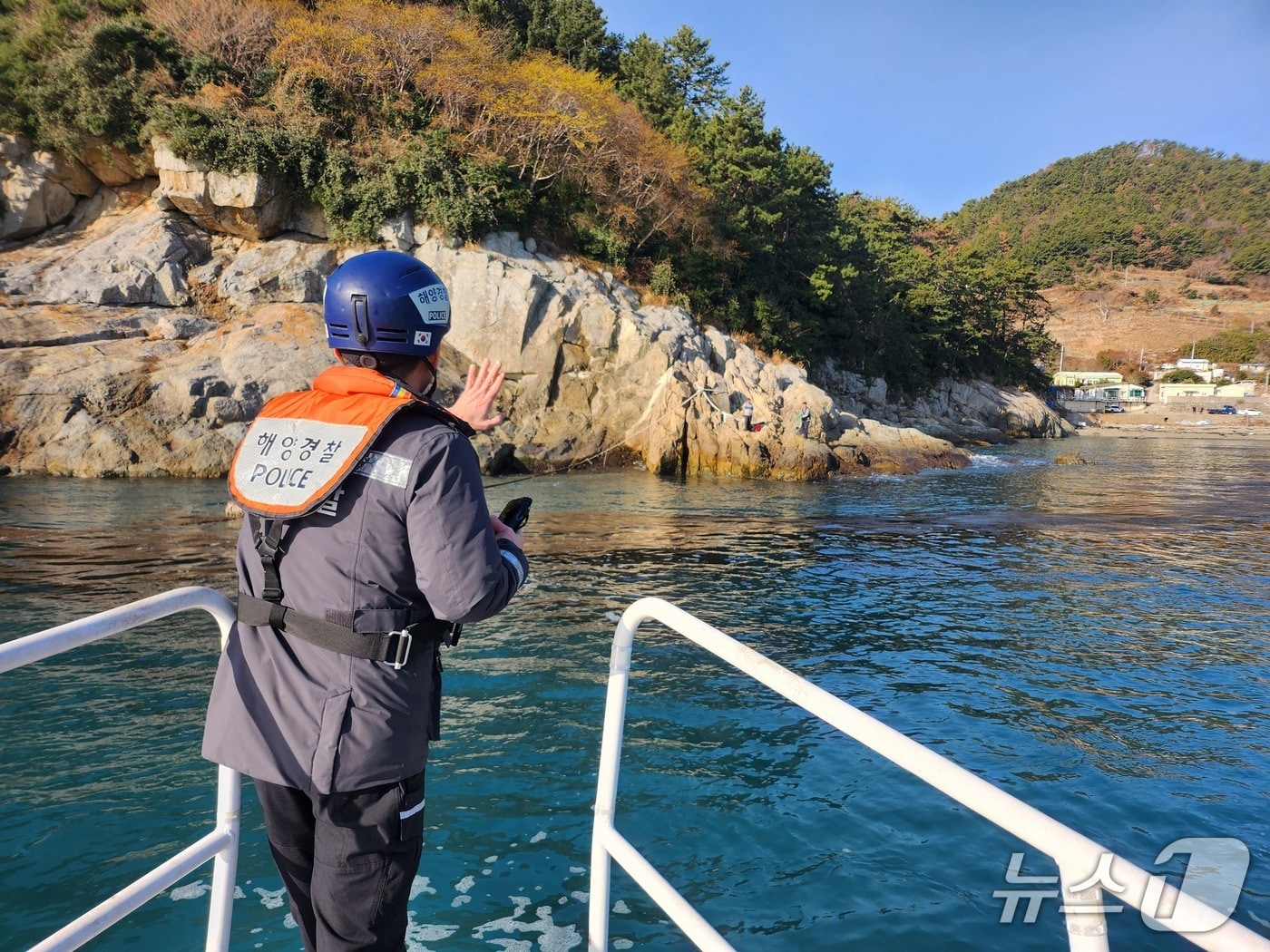 통영해경이 통영 욕지도 해상에서 지난 7일 오후 6시쯤 실종된 50대 낚시객을 수색하고 있다.(통영해경 제공. 재판매 및 DB금지)