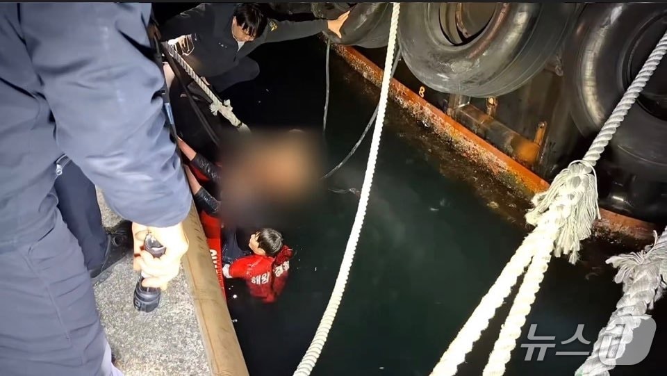 창원해경이 지난 7일 오후 10시 8분쯤 마산항 2부두 해상에 빠진 50대 2명을 구조하고 있다.(창원해경 제공. 재판매 및 DB금지)