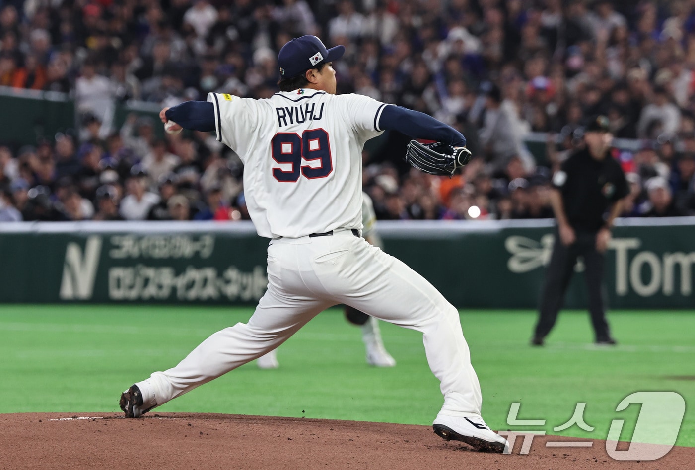 8일 일본 도쿄돔에서 열린 2026 월드베이스볼클래식 조별리그 C조 대한민국과 일본의 경기. 한국 선발투수 류현진이 역투하고 있다. ⓒ 뉴스1 구윤성 기자