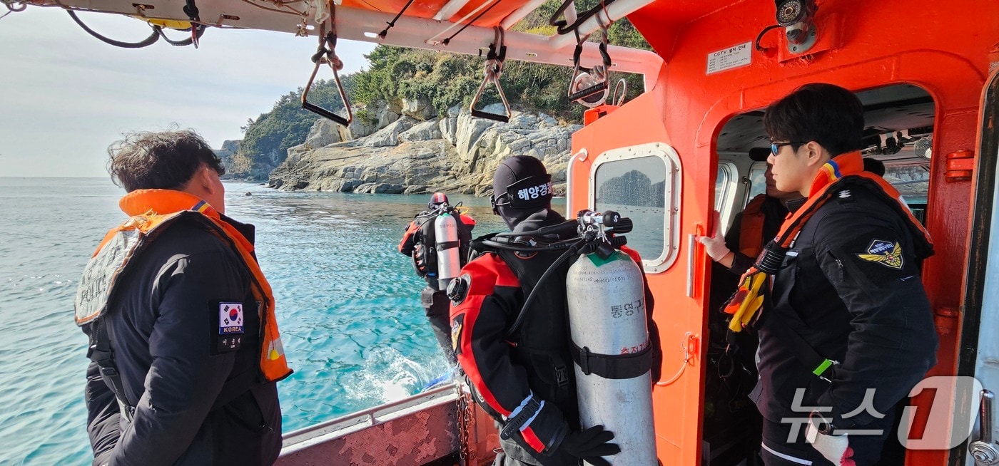 통영해경이 통영 욕지도 해상에서 지난 7일 오후 6시쯤 실종된 50대 낚시객을 수색하고 있다.(통영해경 제공. 재판매 및 DB금지)