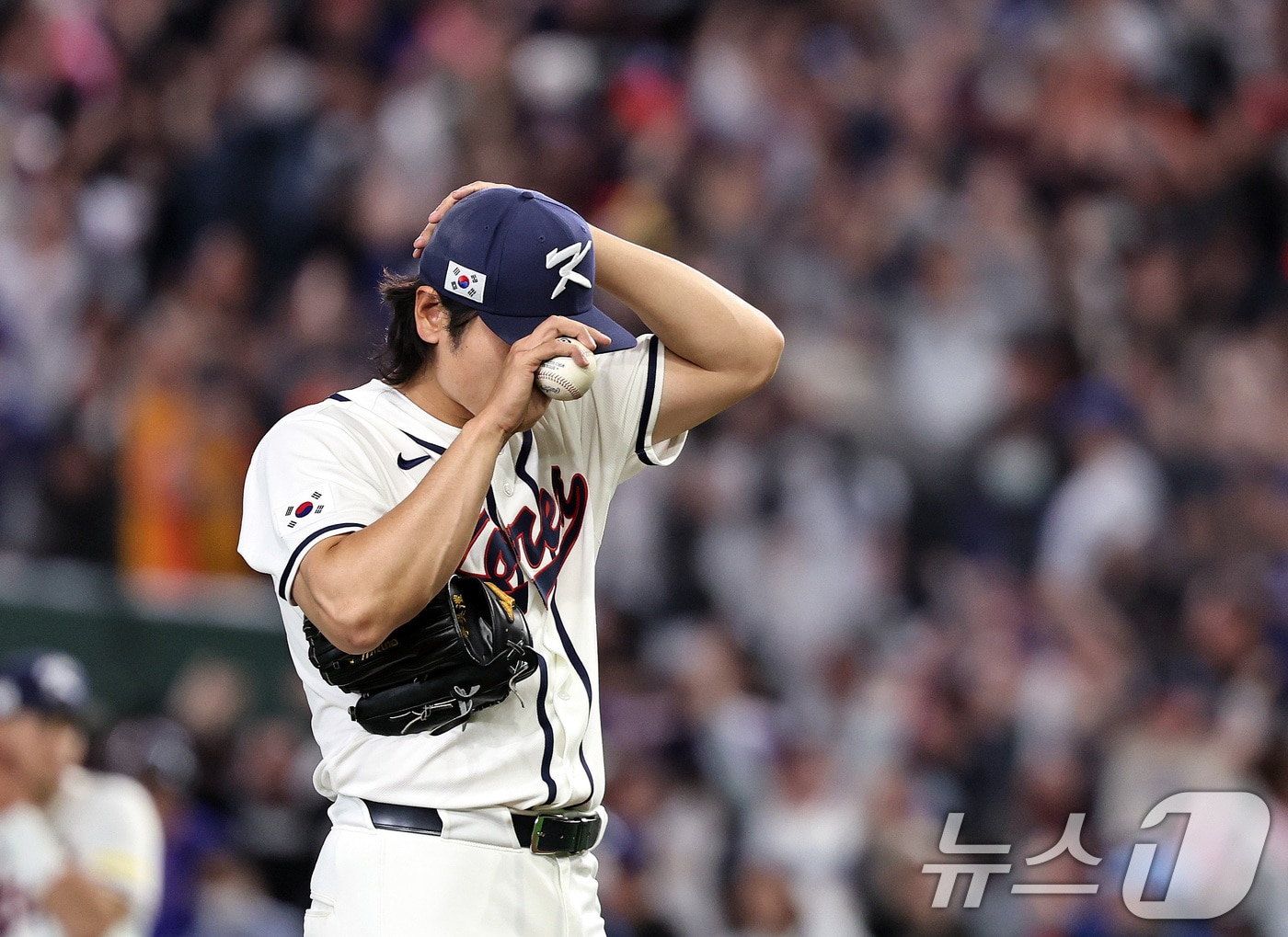 8일 일본 도쿄돔에서 열린 2026 월드베이스볼클래식 조별리그 C조 대한민국과 일본의 경기. 대한민국 투수 곽빈이 6회초 대만 선두타자 정쭝저에게 솔로홈런을 허용한 뒤 아쉬워하고 있다. 2026.3.8 ⓒ 뉴스1 구윤성 기자