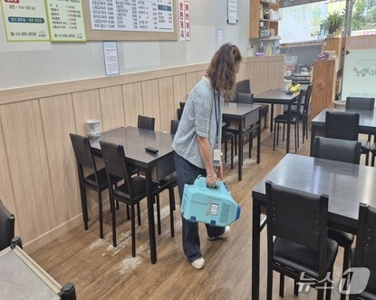 금천구 착한가격업소에서 소독·방역을 진행하고 있다.(금천구 제공)