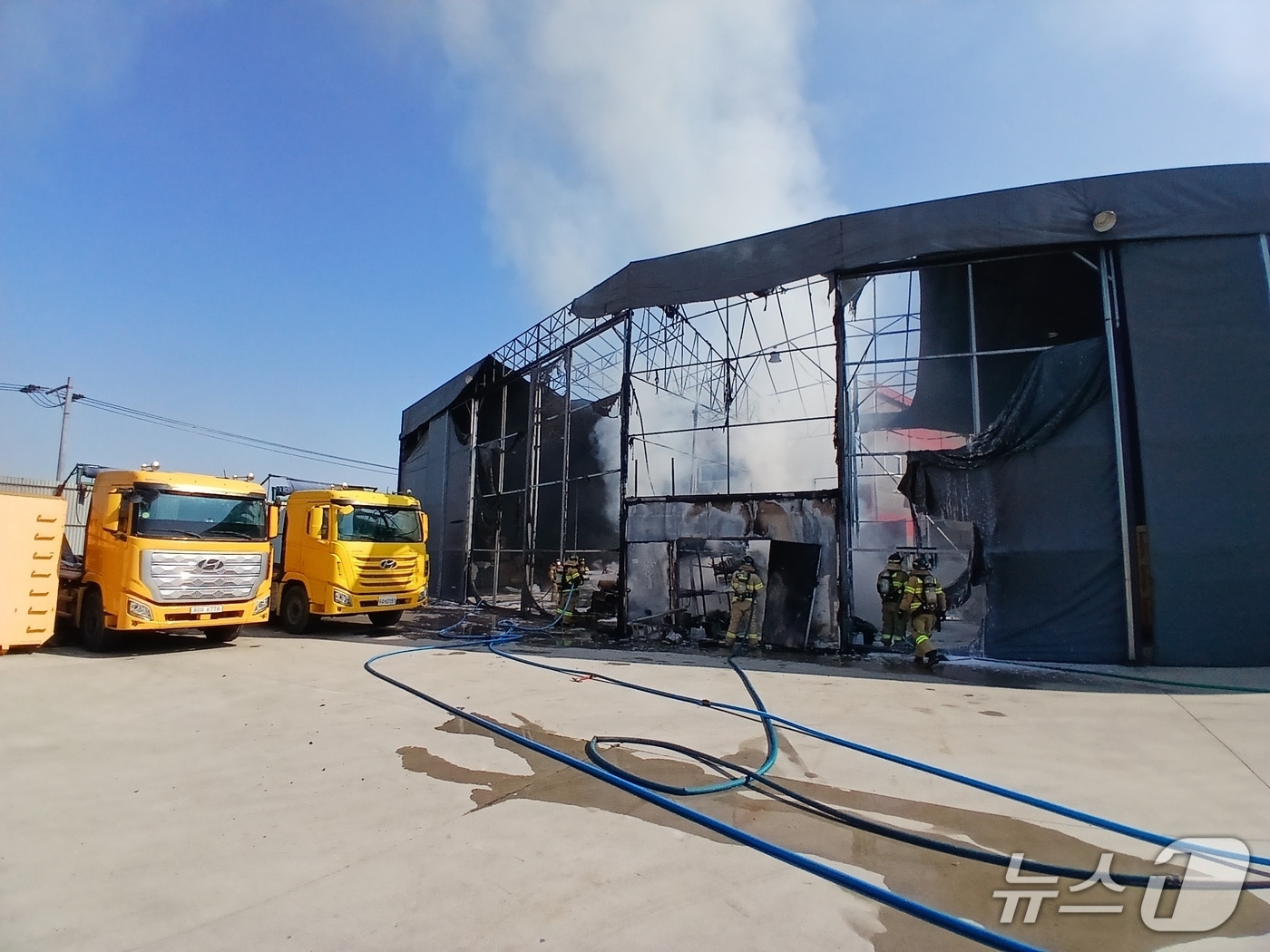 8일 오전 10시 16분쯤 충북 음성군 대소원면 한 폐기물처리업체 창고에서 불이나 30여 분 만에 진화됐다.(충북소방본부 제공. 재판매 및 DB금지)