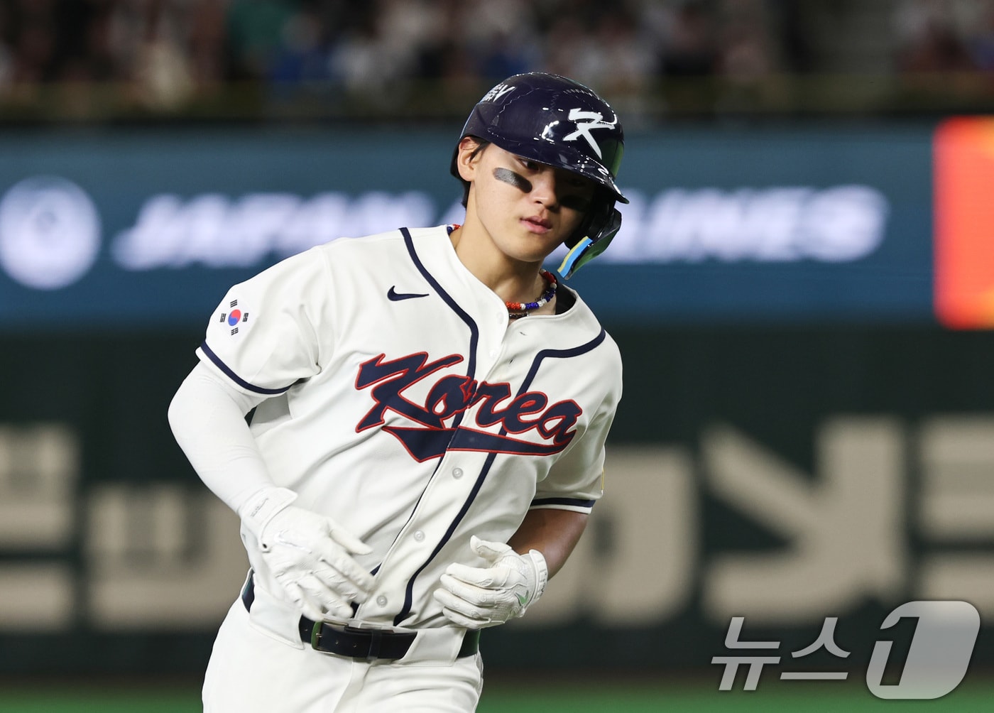 8일 일본 도쿄돔에서 열린 2026 월드베이스볼클래식 조별리그 C조 대한민국과 일본의 경기. 대한민국 김도영이 6회말 1사 1루때 역전 투런홈런을 친 뒤 그라운드를 돌고 있다. 2026.3.8 ⓒ 뉴스1 구윤성 기자