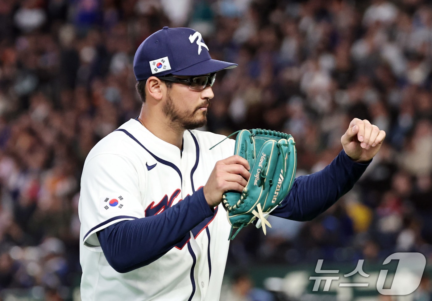 8일 일본 도쿄돔에서 열린 2026 월드베이스볼클래식 조별리그 C조 대한민국과 일본의 경기. 대한민국 데인 더닝이 7회초 1사 1,2루 위기를 넘긴 뒤 더그아웃으로 향하고 있다. 2026.3.8 ⓒ 뉴스1 구윤성 기자