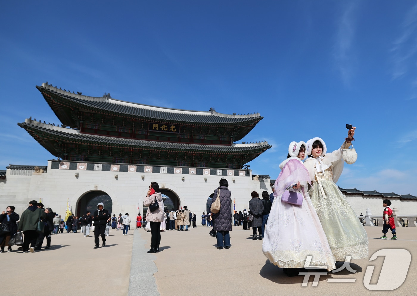 화창한 날씨를 보인 8일 오후 서울 종로구 경복궁에서 시민들과 외국인 관광객들이 휴일 나들이를 하고 있다. 2026.3.8 ⓒ 뉴스1 오대일 기자