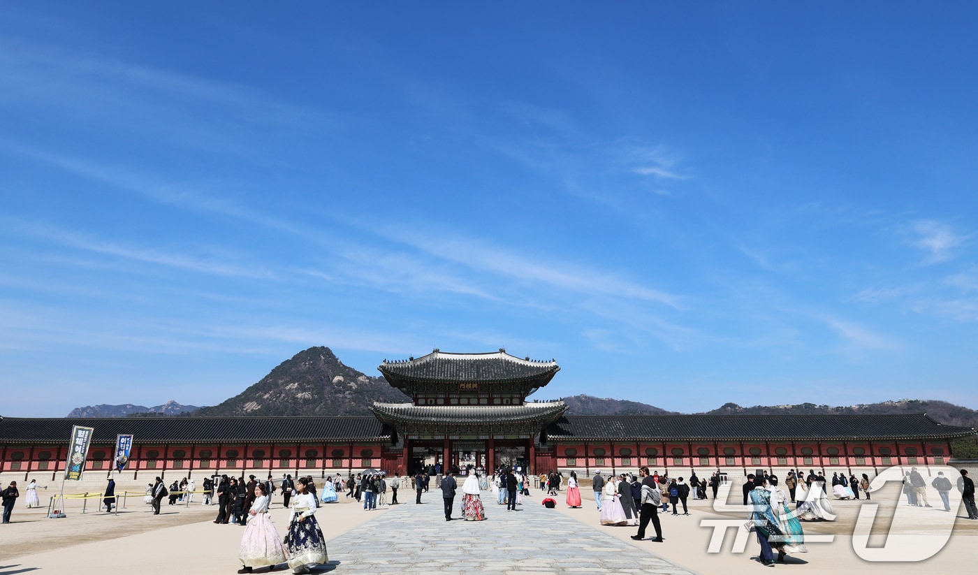 화창한 날씨를 보인 8일 오후 서울 종로구 경복궁에서 시민들과 외국인 관광객들이 휴일 나들이를 하고 있다. 2026.3.8 ⓒ 뉴스1 오대일 기자