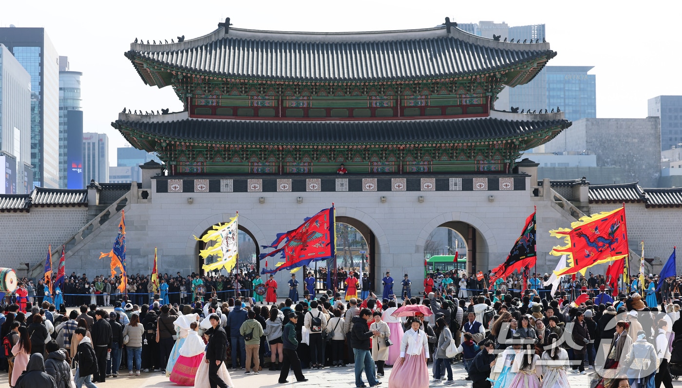 서울 종로구 경복궁에서 시민들과 외국인 관광객들이 수문장 교대식을 관람하고 있다. 2026.3.8 ⓒ 뉴스1 오대일 기자