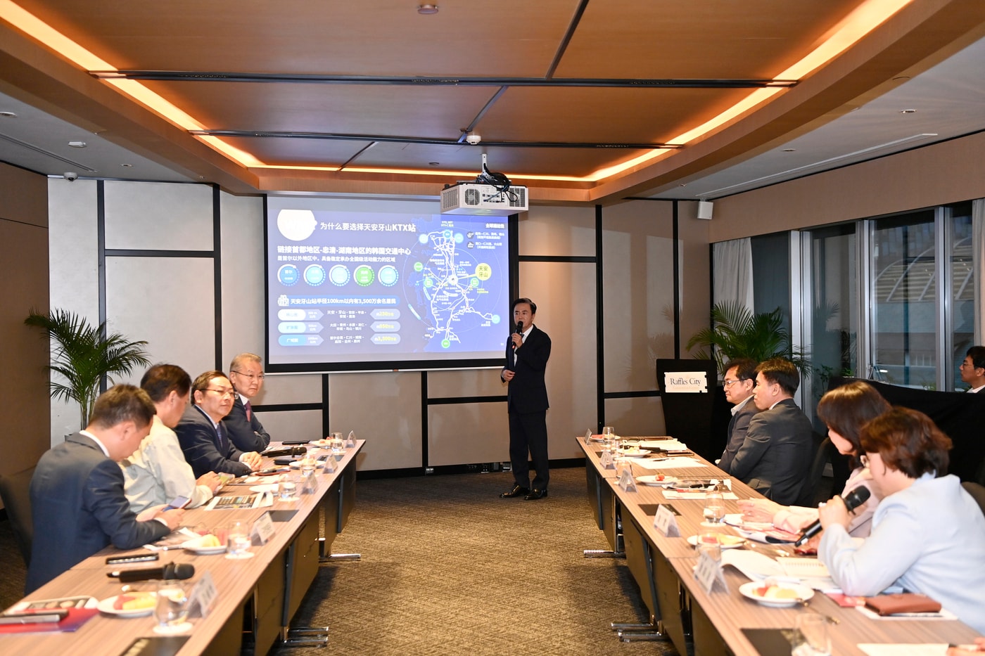 김태흠 충남도지사(가운데)가 화교 기업인·투자자에게 돔구장 프로젝트를 설명하고 있다.(충남도 제공. 재판매 및 DB금지)/뉴스1