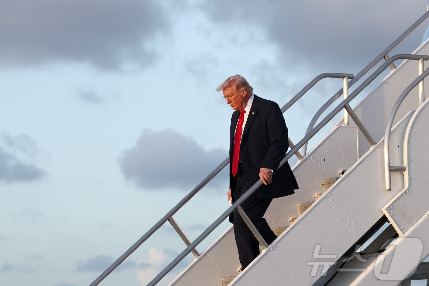 도널드 트럼프 미국 대통령이 지난 7일(현지시간) 플로리다 마이애미 팜비치공항에 도착한 에어포스원(미 대통령 전용기)에서 내리고 있다. 2026.03.07. ⓒ 로이터=뉴스1