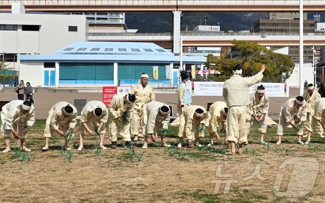 경북 예천 통명농요보존회는 오사카 수변문화공원인 ‘미나토마치 리버플레이스’에서 한국 전통예술 공연을 선보였다. /뉴스1