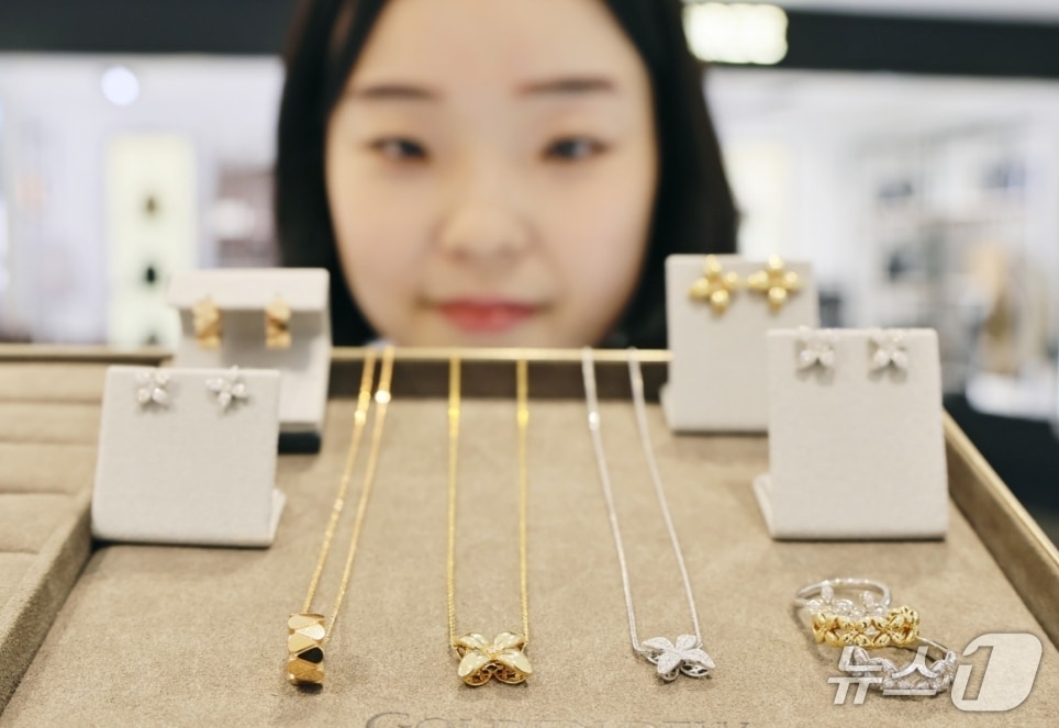 롯데백화점 대구점 지하 1층 골든듀 매장에서 직원이 화이트데이를 앞두고 다양한 주얼리 상품을 선보이고 있다.(롯데백화점 제공, 재판매 및 DB 금지)