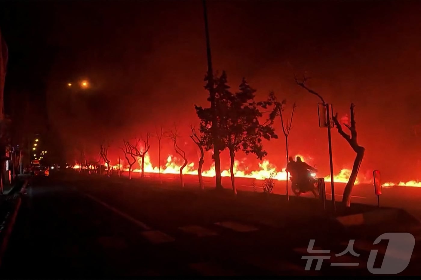 이란 수도 테헤란의 석유 저장시설에서 화재가 발생한 모습이다. 사진은 3월 7~8일 소셜미디어 영상을 캡처한 것 2026.03.07 ⓒ AFP=뉴스1