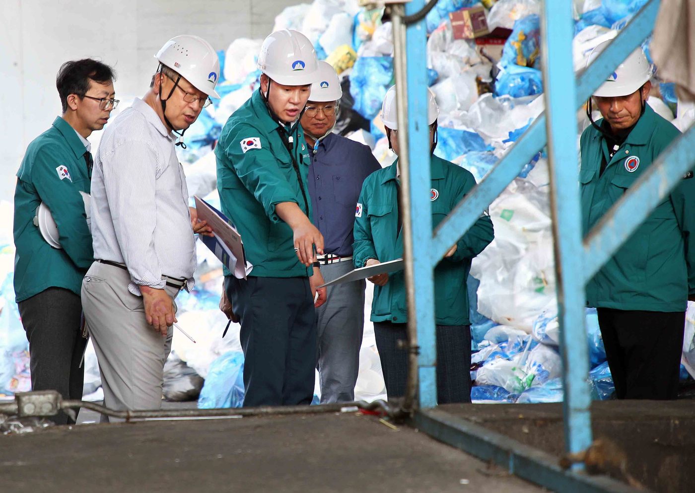 오언석 도봉구청장이 도봉구 재활용선별장을 방문해 시설 등을 점검하고 있다.(도봉구 제공)