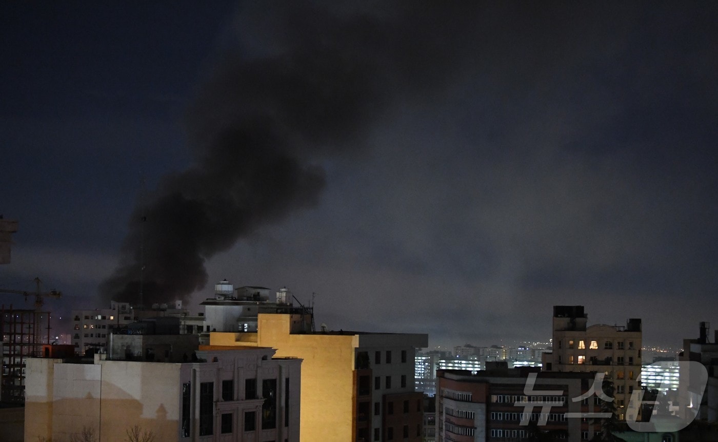 7일(현지시간) 촬영된 것으로, 이란 테헤란에서 이스라엘의 공습 이후 연기가 치솟고 있다. 2026.02.07 ⓒ 신화=뉴스1