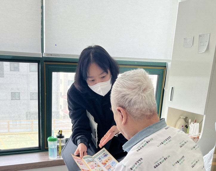 의료급여 사례관리자가 입원 중인 수급자에게 맞춤형 복지 서비스를 안내하고 있다.