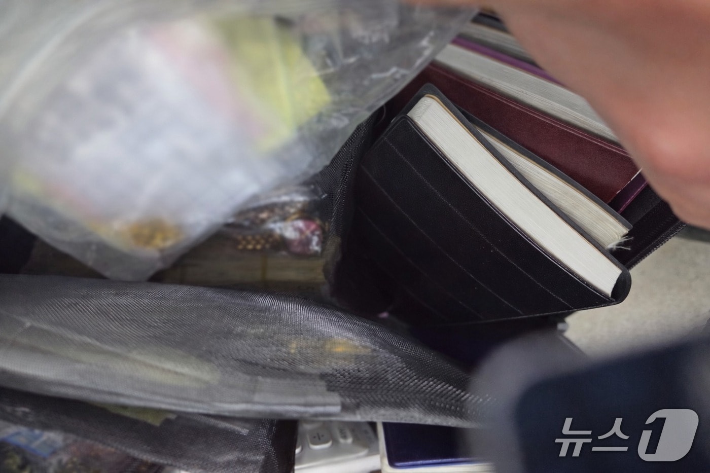 역사 순회 중 습득한 유실물. 현금 3억 원 및 귀금속이 들어 있다.(서울교통공사 제공)