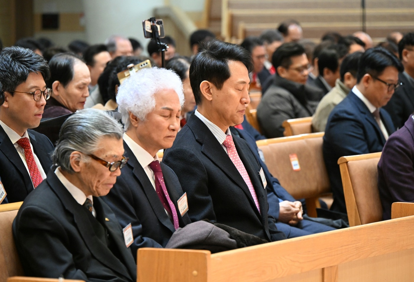 오세훈 서울시장이 9일 '2026 신년기도회'에서 서울 시민을 위해 기도하고 있다.(서울시 제공)