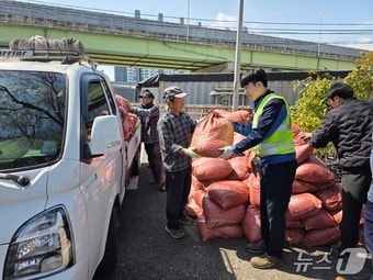  지난해 부산시설공단 직원이 소나무 목재 칩을 지역 농가에 전달하고 있는 모습. (부산시설공단 제공. 재판매 및 DB금지)