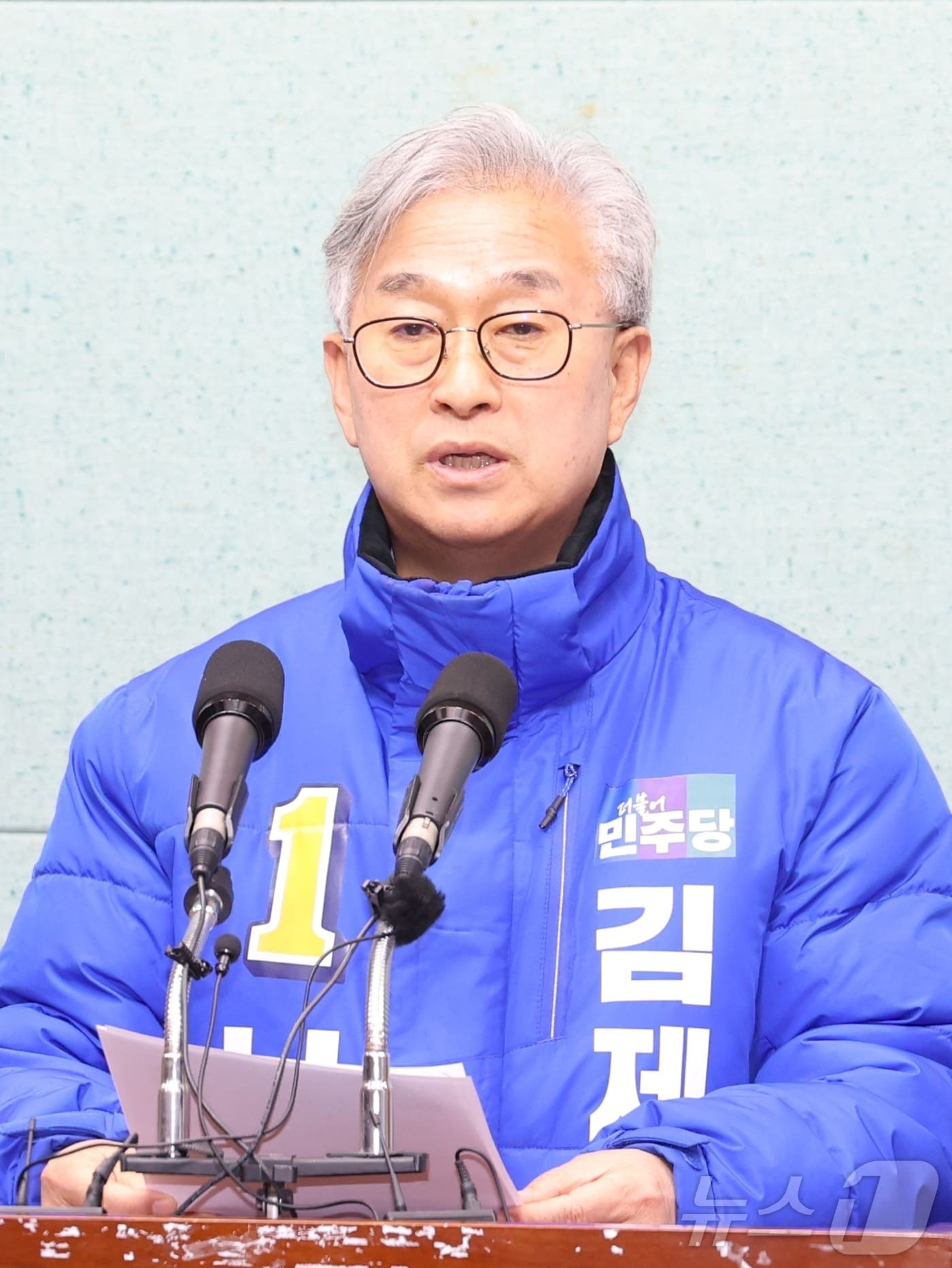 김제시장 출마를 선언한 나인권 전북도의원이 9일 전북 전주시 전북특별자치도의회에서 민주당 도당 공관위의 현 김제시장 감점 판정 관련 기자회견을 열고 질의에 답변을 하고 있다. ⓒ 뉴스1 유경석 기자