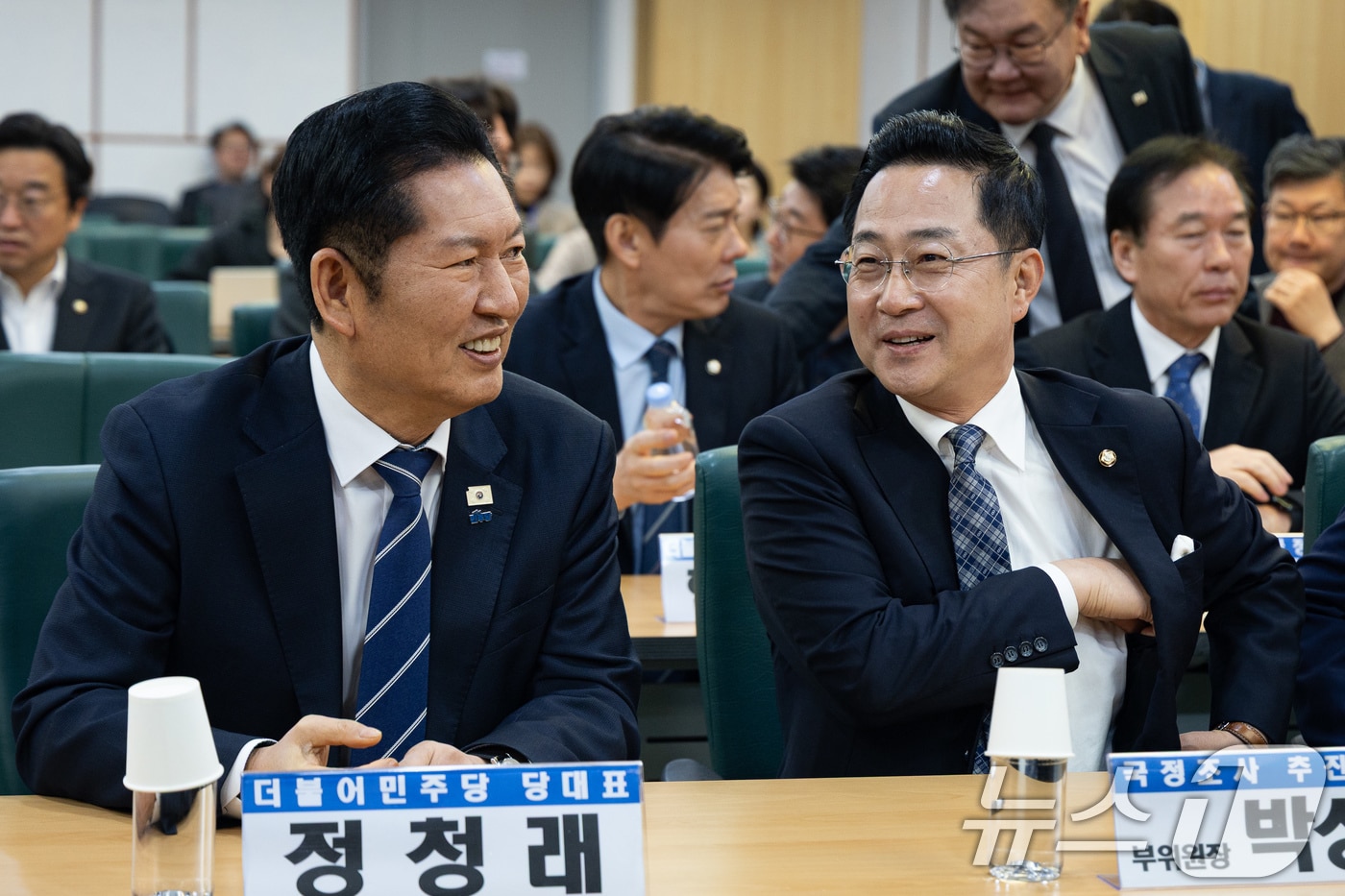 지난 3월 9일 정청래 더불어민주당 대표와 박성준 국정조사 추진위원회 부위원장이 서울 여의도 국회 의원회관에서 열린 조작기소 진상규명 및 공소취소를 위한 국정조사 추진 정책토론회에 참석해 대화하고 있는 모습. 2026.3.9 ⓒ 뉴스1 유승관 기자