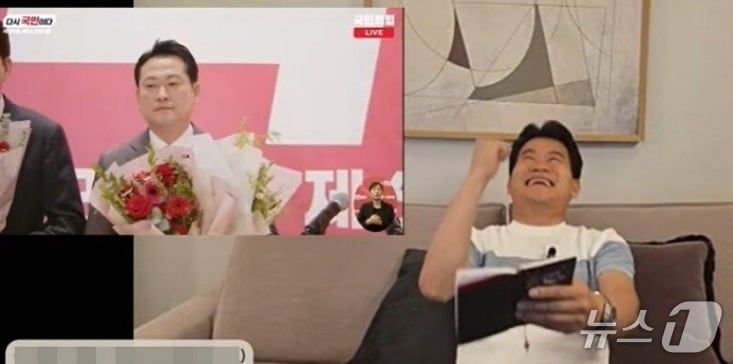  강성 보수 유튜버 전한길 씨가 2025년 8월 26일 미국에서 국민의힘 전당대회를 유튜브로 중계하던 도중 서 장동혁 후보가 당대표로 당선 되자  "아 다행"이라며 박수를 치면서 좋아하고 있다. (유튜브 갈무리) ⓒ 뉴스1 