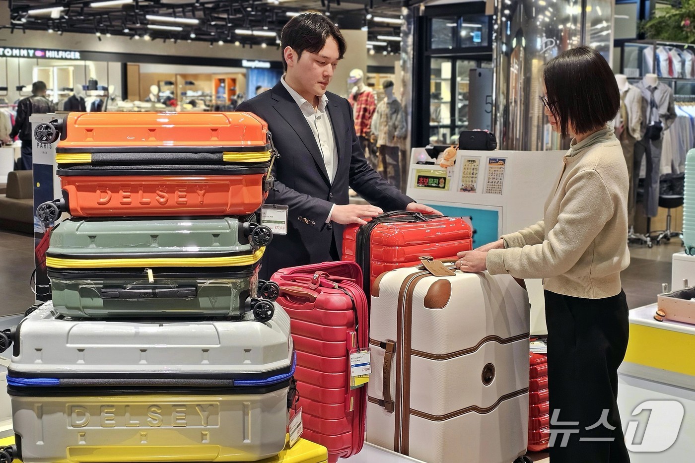 신세계백화점 센텀시티를 방문한 고객이 캐리어 브랜드 델시 팝업 매장을 둘러보고 있다.(신세계센텀시티 제공. 재판매 및 DB 금지)