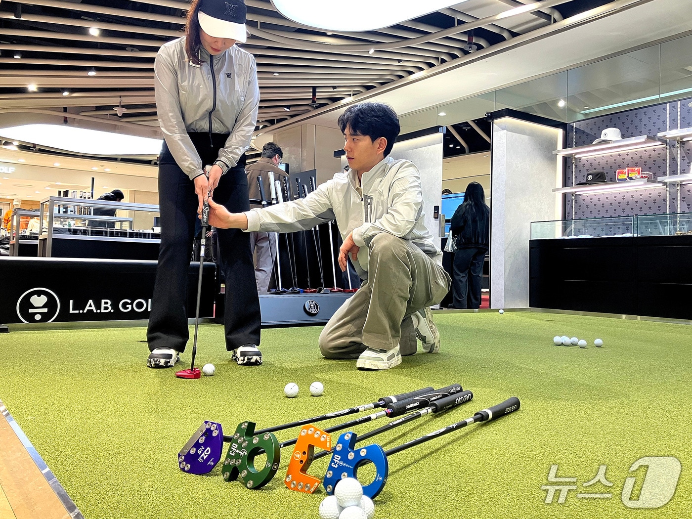 롯데백화점 부산본점 랩골프 매장에서 맞춤형 피팅 서비스가 진행되고 있다.(롯데백화점 부산본점 제공. 재판매 및 DB 금지)