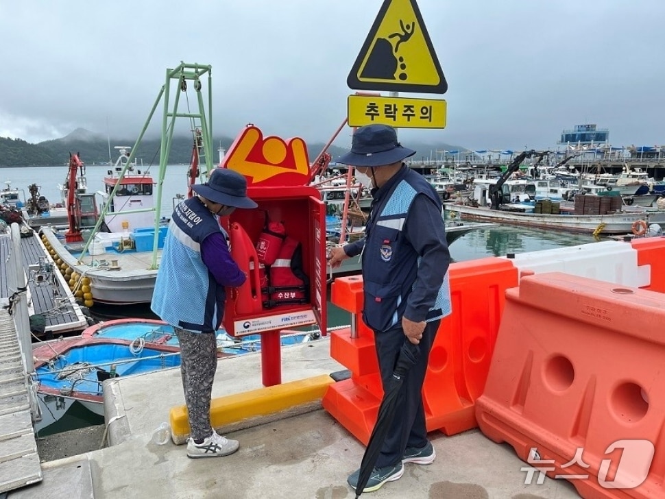인명구조함을 점검하고 있는 완도해경 연안안전지킴이의 활동 모습.(완도해경 제공. 재판매 및 DB 금지)