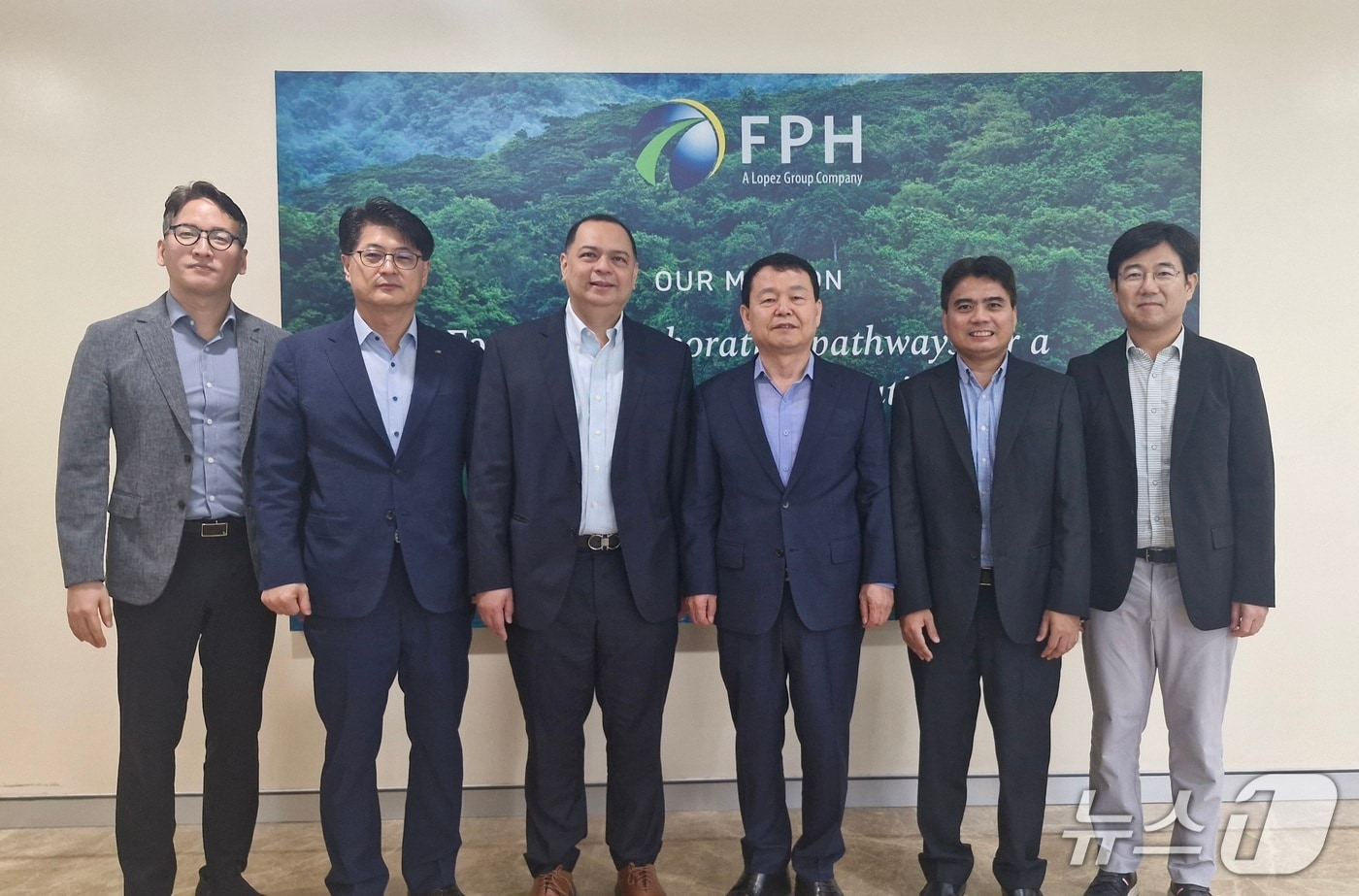 윤석대 한국수자원공사 사장(오른쪽 세 번째)이 퍼스트젠 경영진(왼쪽 세 번째 P.곤잘레스 수력부문사장)과 면담을 하고 기념사진을 촬영하고 있다.(한국수자원공사 제공.재판매 및 DB금지)/뉴스1